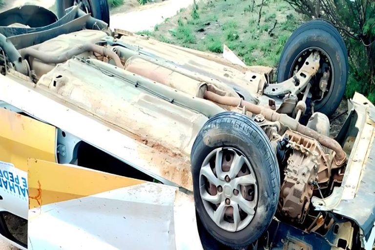 Carro da Prefeitura capota com pacientes de hemodiálise a caminho de Brumado