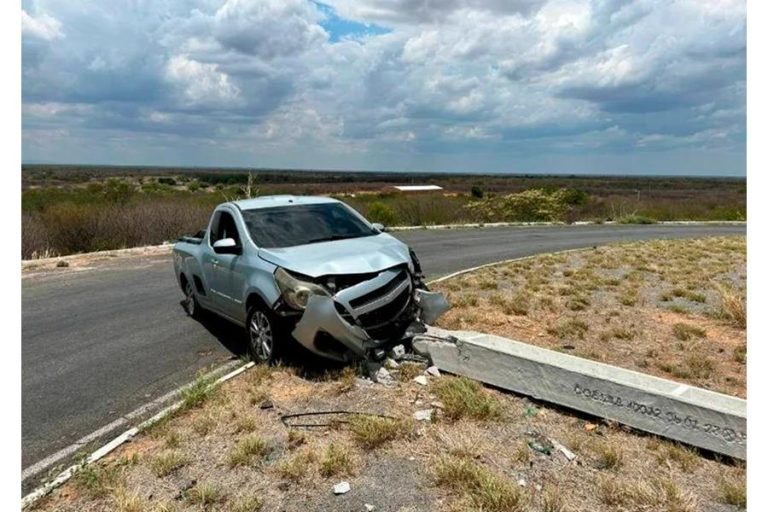 Carro de empresa contratada pela TIM colide com poste em Palmas de Monte Alto