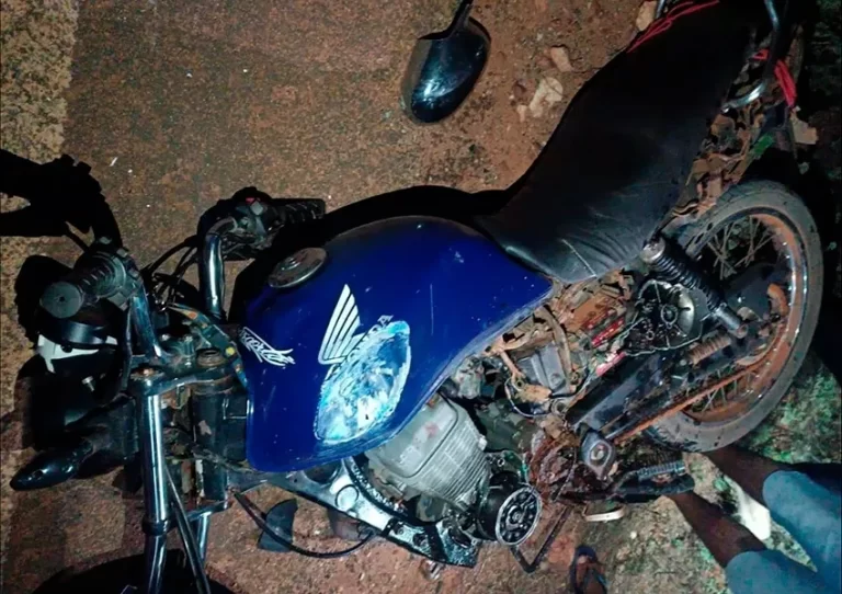 Casal é socorrido pelo SAMU após acidente entre carro e moto em Maetinga