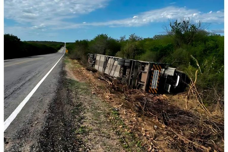 Cegonha carregada tomba na BR-030 e espalha veículos em trecho entre Brumado e Sussuarana