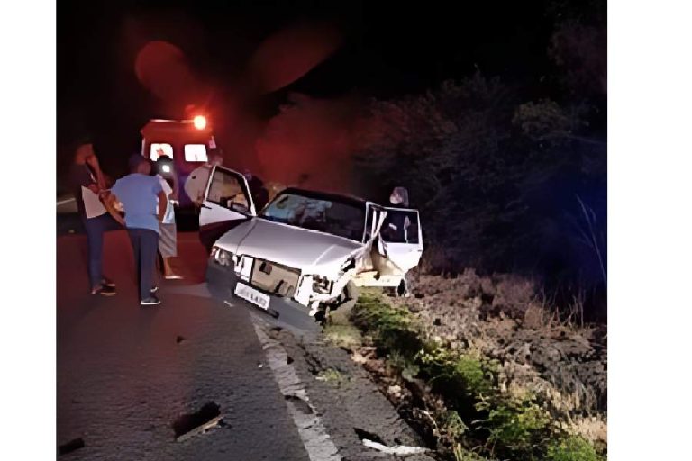 Colisão grave entre caminhão e carro deixa três feridos na BR-030, em Palmas de Monte Alto