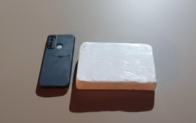 Com filha de 2 anos, mulher é presa com cocaína dentro ônibus em Licínio de Almeida