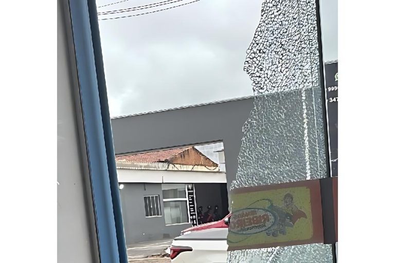 Com máscara e capuz, criminoso arromba supermercado e leva dinheiro em Macaúbas