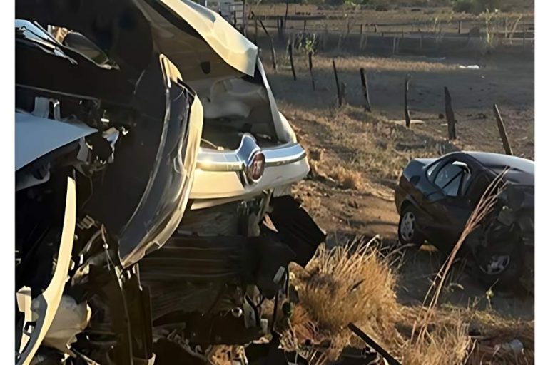 Corsa invade contramão e colisão deixa motorista gravemente ferido em Guanambi