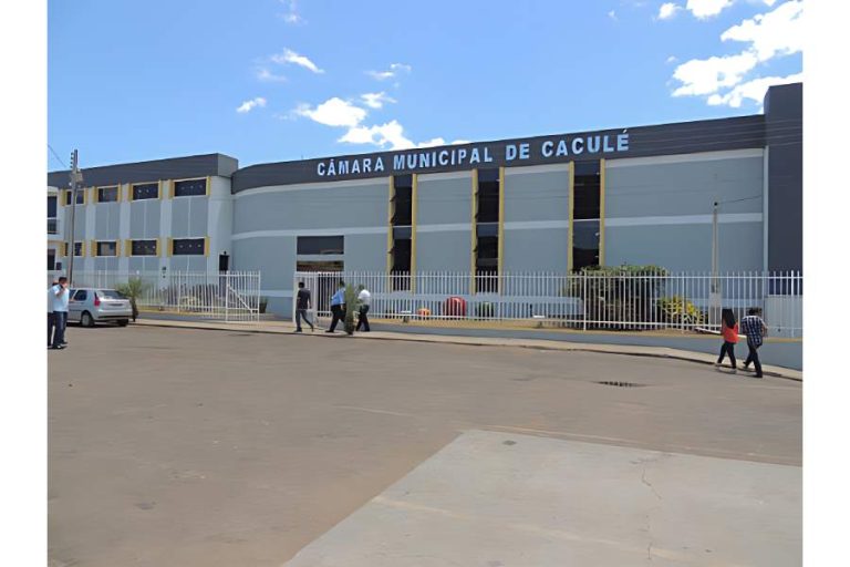 Deu ruim em Caculé: Câmara rejeita moção de aplauso e deixa Léo Sparta sem homenagem