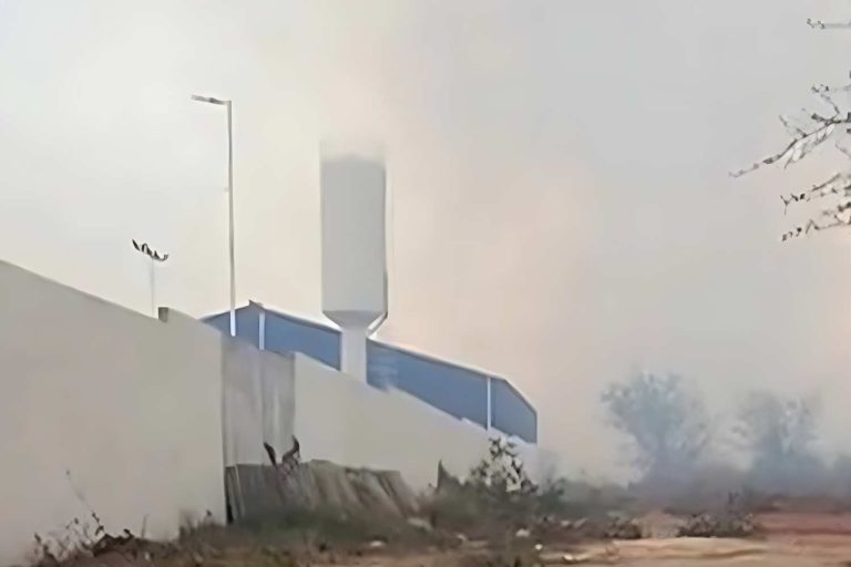 Fumaça toma escola em Malhada de Pedras e alunos passam mal após incêndio próximo ao Cetirb
