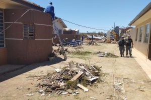 Governo Ratinho Junior usa detentos na reconstrução de escolas após tornado no Paraná