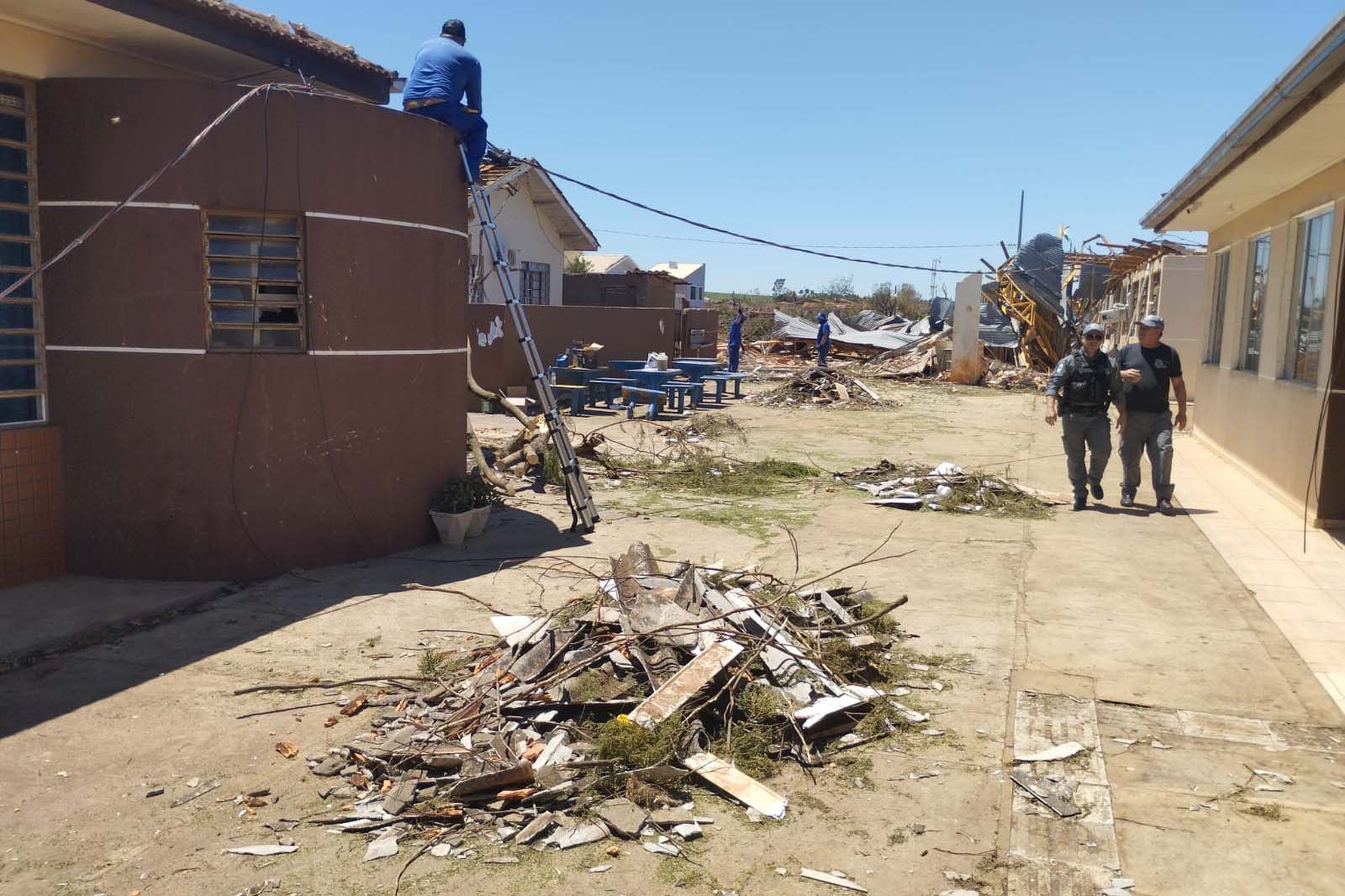 Governo Ratinho Junior usa detentos na reconstrução de escolas após tornado no Paraná