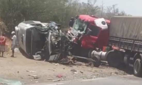 Grave acidente entre micro-ônibus e carreta deixa cenário de destruição na BR-116, em Jaguaquara