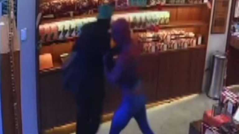 “Homem-Aranha” impede roubo em loja de chocolates e viraliza em Ilhéus