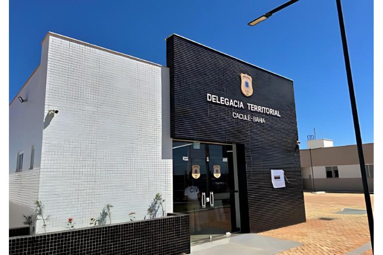 Homem é preso após agredir companheira e filho em Caculé