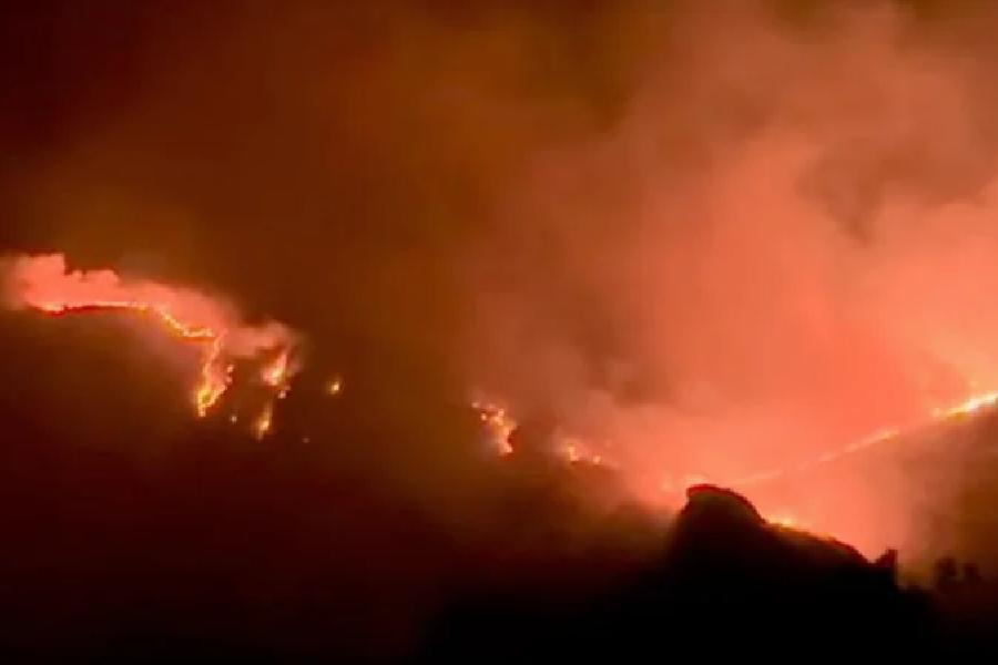 Incêndio de grandes proporções atinge monte Azul e mobiliza brigadistas na Chapada Diamantina