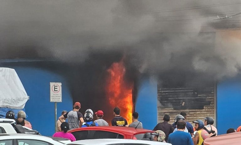 Incêndio destrói comércio e assusta moradores em Livramento de Nossa Senhora