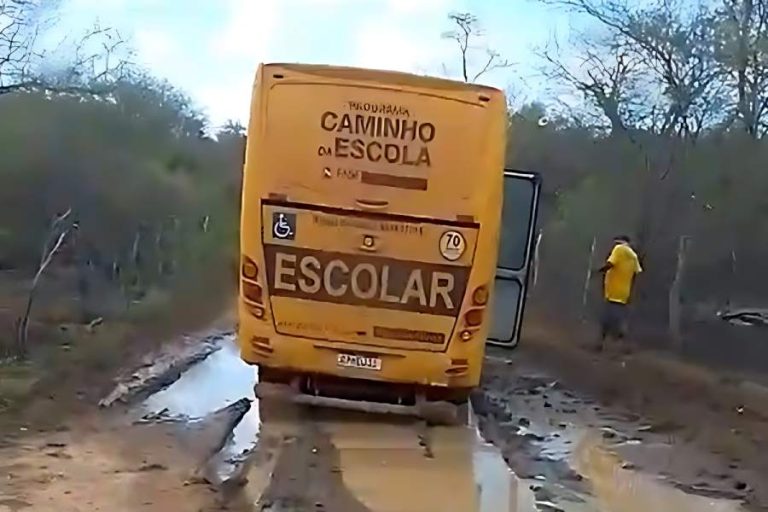 Lama bloqueia estradas vicinais e impede acesso de alunos e moradores em Lagoa Real