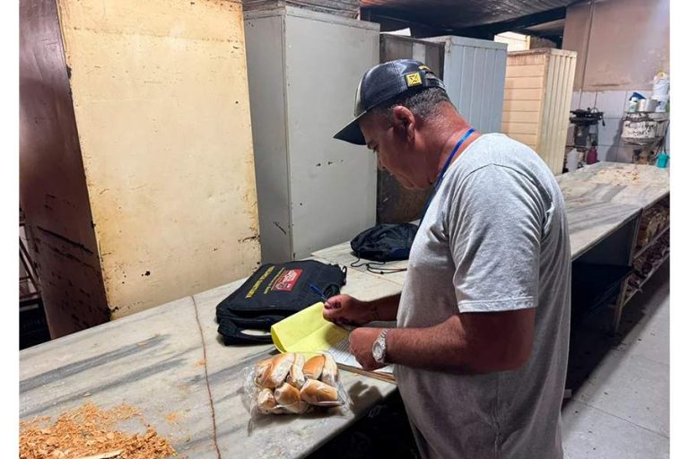 Oito toneladas de produtos irregulares são apreendidos durante fiscalização que fecha Padaria em Vitória da Conquista