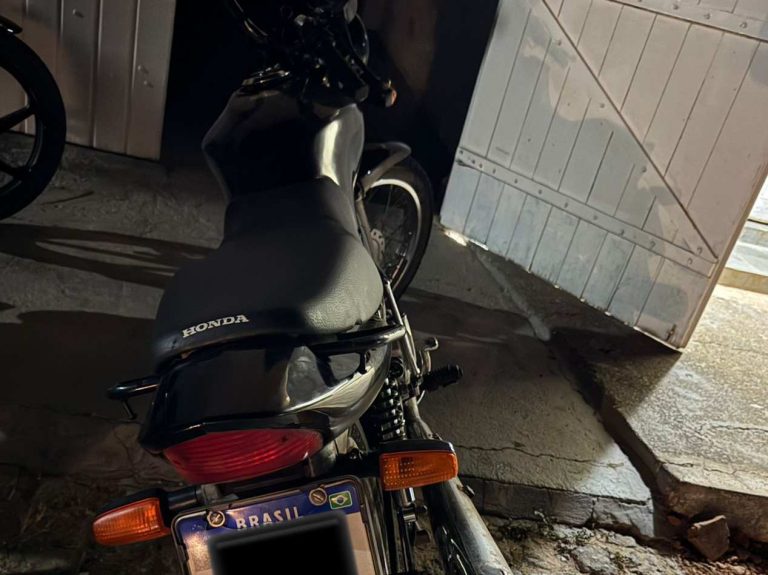PM recupera motocicleta com restrição de furto em Paramirim