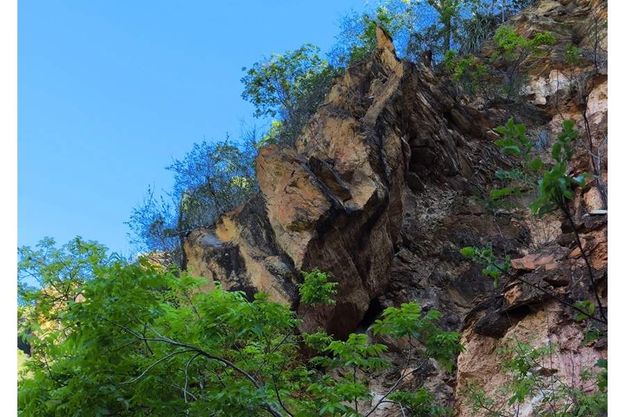 Pedra solta vira risco diário para quem trafega entre Livramento e Rio de Contas