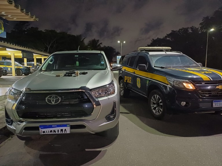 Perseguição na BR-415 termina com prisão, arma de grosso calibre e caminhonete roubada