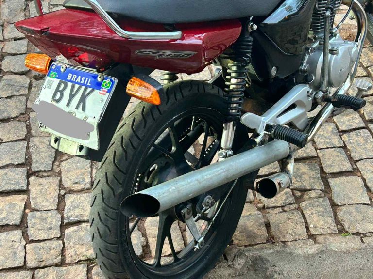 Polícia Militar apreende moto com descarga adulterada e placa dobrada em Brumado