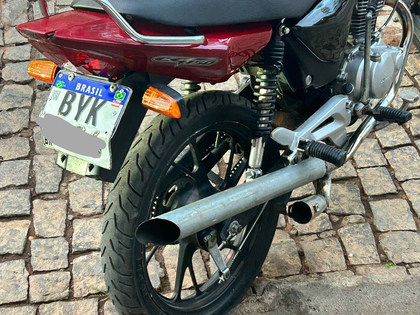 Polícia Militar apreende moto com descarga adulterada e placa dobrada em Brumado