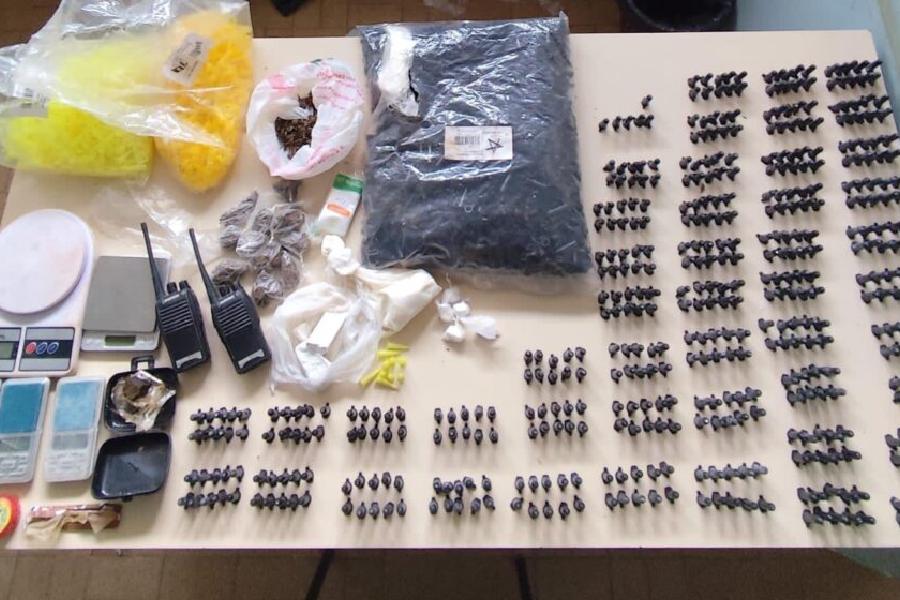 Polícia descobre depósito de drogas e apreende grande arsenal do tráfico em Licínio de Almeida