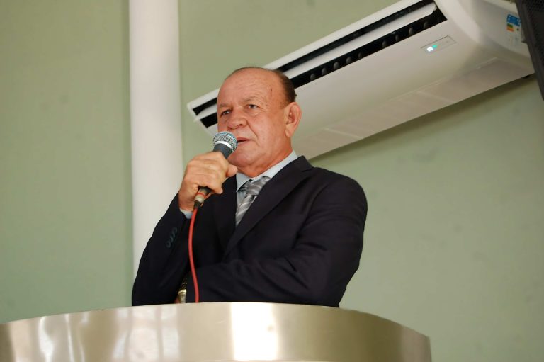 Prefeito de Caculé é advertido por usar veículos de empresa própria em obras públicas