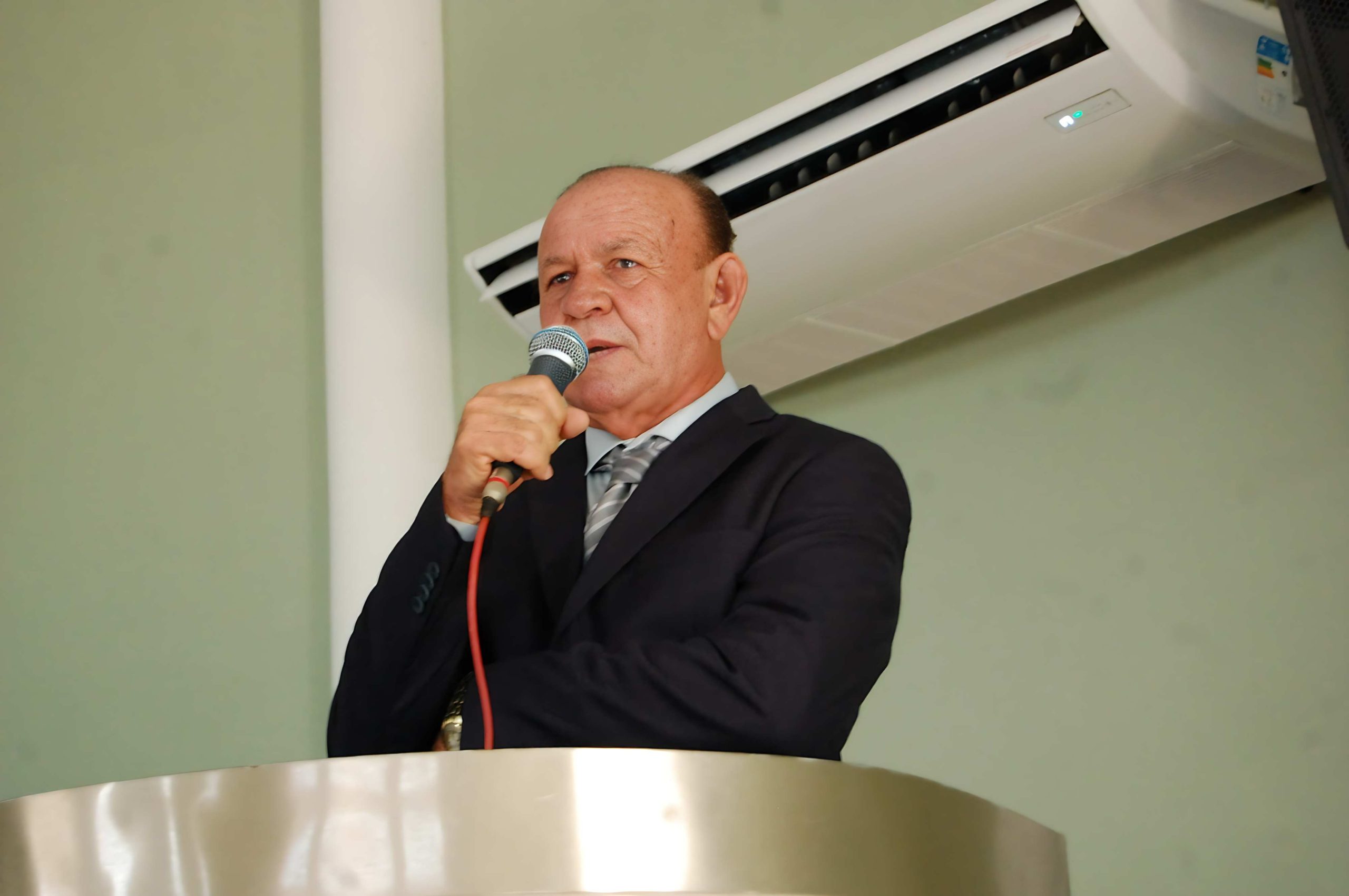 Prefeito de Caculé é advertido por usar veículos de empresa própria em obras públicas