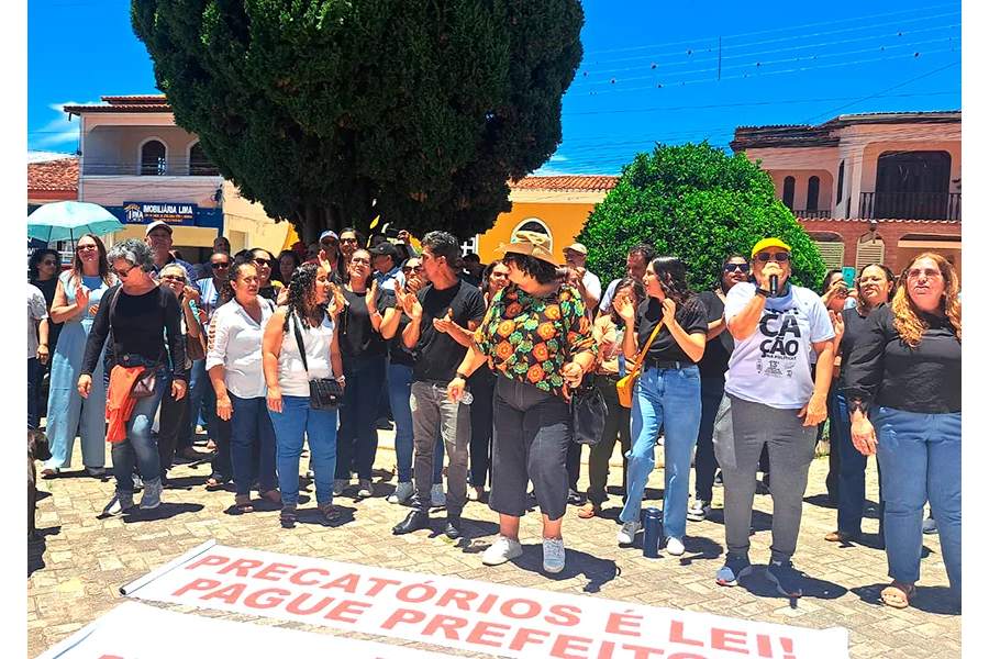 Professores vão às ruas em Piatã e cobram Fundef e melhorias na educação após crise política