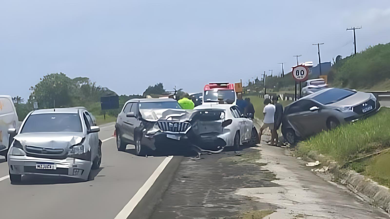 Suspeita de embriaguez: condutor provoca colisão em massa na BA-099 e deixa rastro de destruição