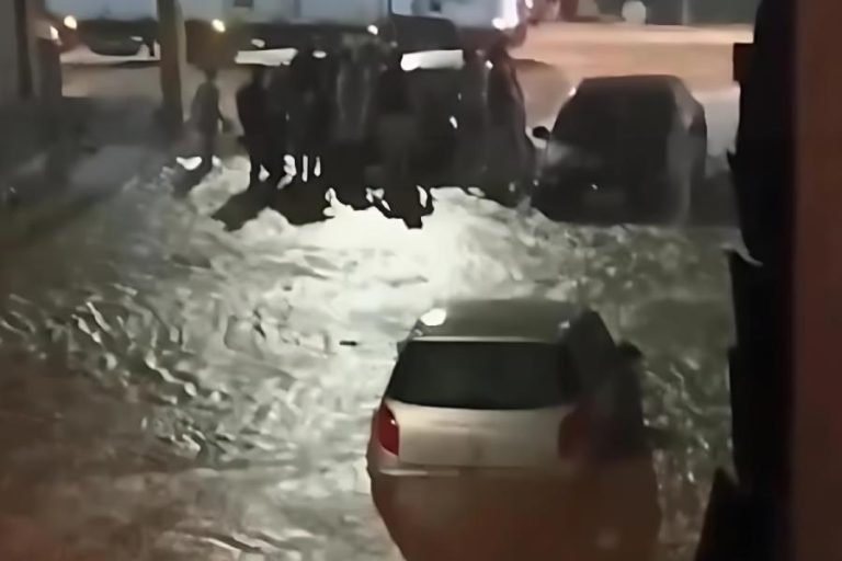 Temporal causa enxurradas e arrasta veículos em Macaúbas