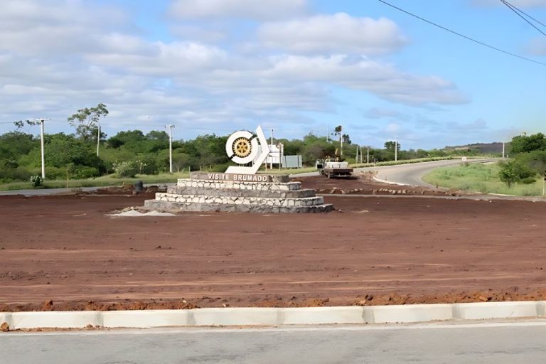 Brumado inicia urbanização que vai ligar sede à Vila Presidente Vargas; obra na BR-030 prevê iluminação, sinalização e futura ciclovia