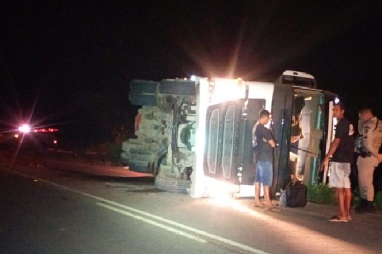 Caminhão tomba na BA-152 em Livramento após motorista cochilar
