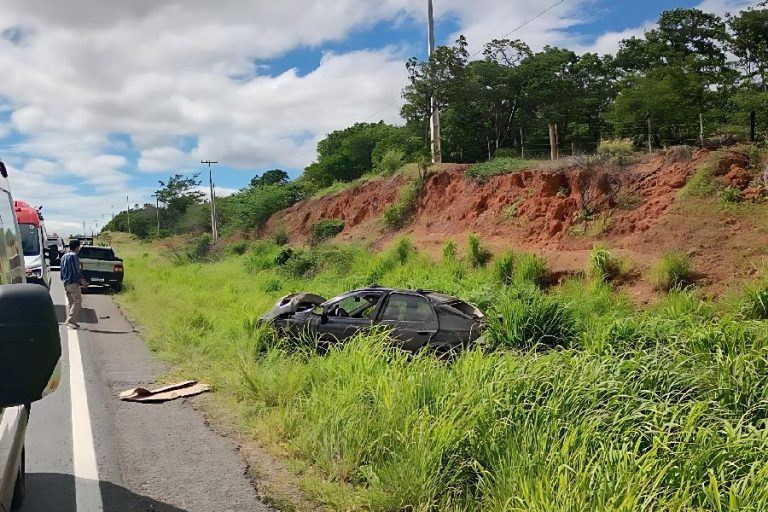 Capotamento na BR-122 deixa três feridos e adolescente em estado grave em Candiba