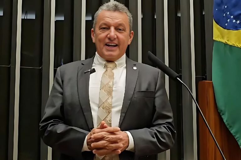 Charles Fernandes reassume mandato de deputado federal após mudança no TCE-BA