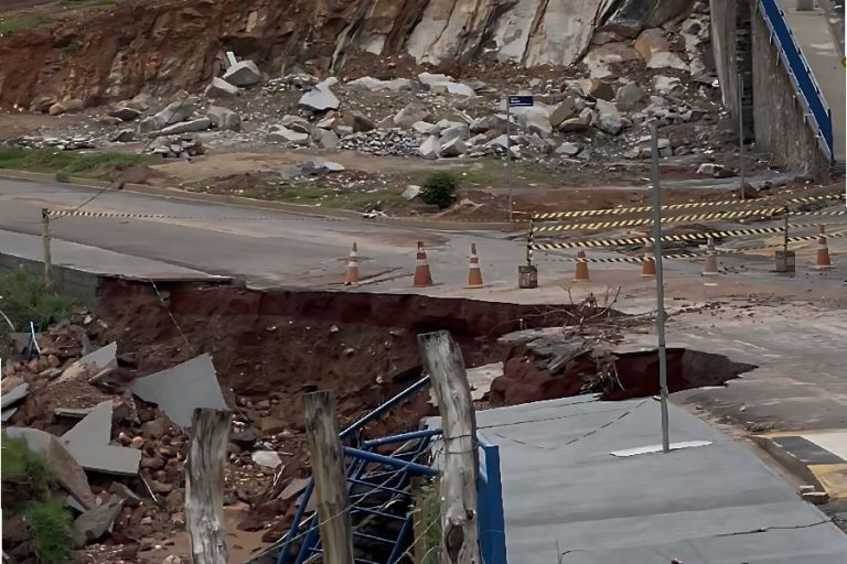 Chuvas abrem cratera e interditam Rua do Centro Cultural em Macaúbas; risco aumenta e prefeitura reforça alerta