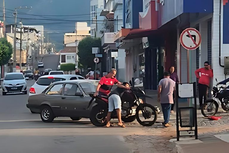 Colisão entre carro e moto causa transtorno no Centro de Livramento