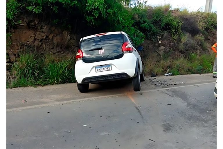 Colisão frontal mata motorista e deixa dois feridos na BR-330, em Jequié