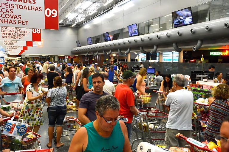 Confiança do consumidor atinge maior nível em um ano, aponta FGV