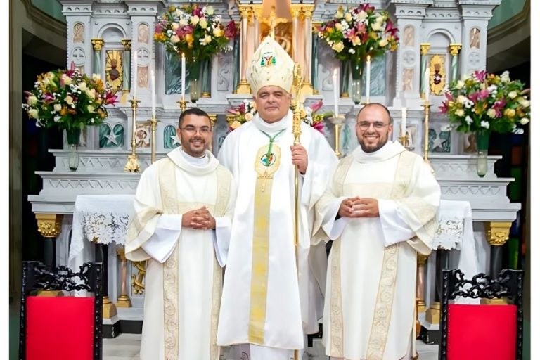 Diocese de Caetité ganha dois novos padres ordenados por Dom Carvalho