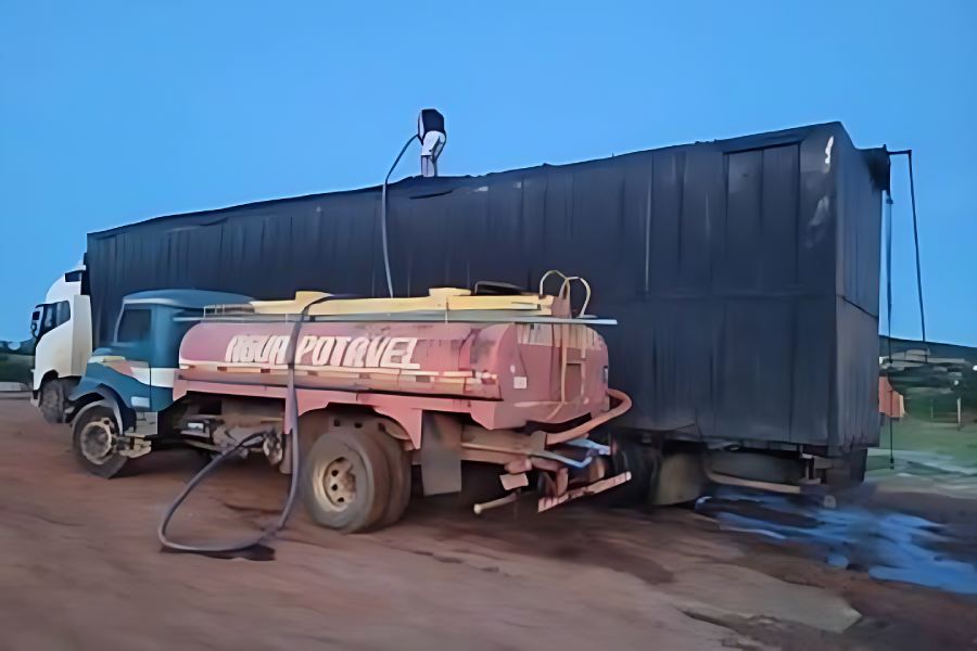 Incêndio atinge carreta carregada com carvão na BR-122, em Urandi