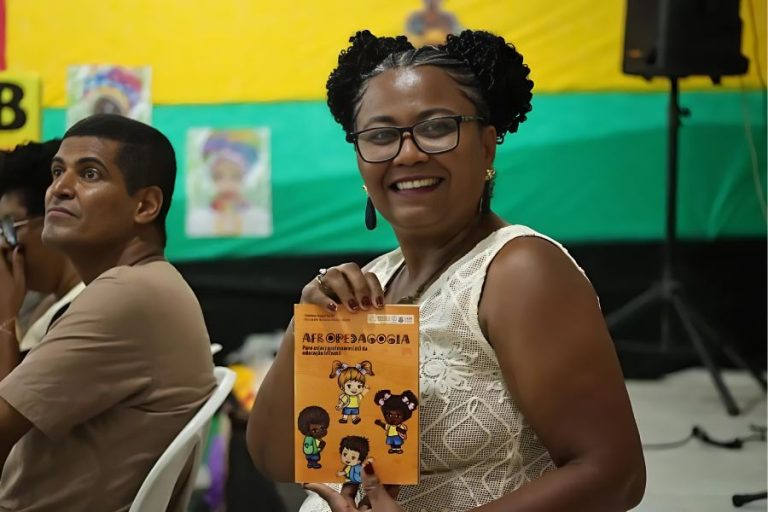 Livro sobre afropedagogia é lançado em Brumado e chegará às escolas municipais em 2026