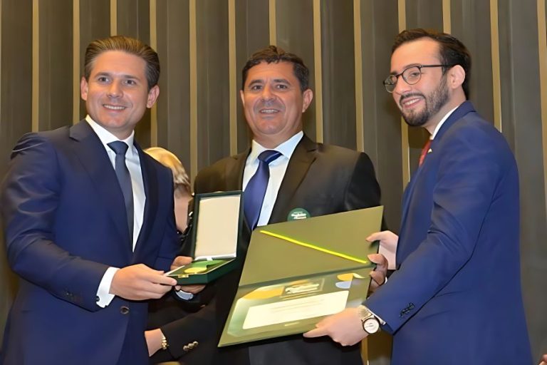 Malhada de Pedras conquista selo Ouro na alfabetização e prefeito é premiado em Brasília