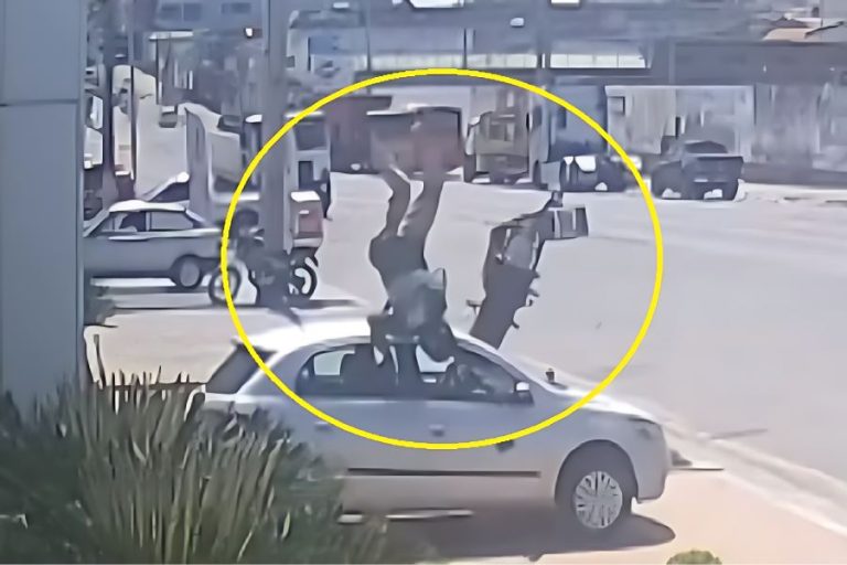 Motociclista de 70 anos perde controle após ser fechado e bate carro estacionado na Avenida Centenário em Brumado