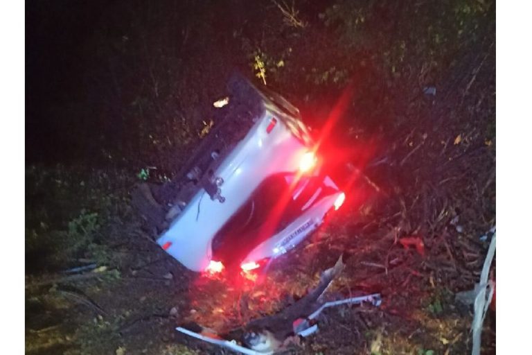 Motorista perde controle, capota carro e fica ferido na BA-938, em Guanambi