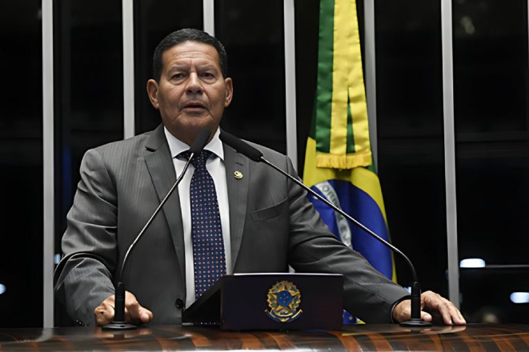 Mourão diz que saúde de Bolsonaro é grave e defende prisão domiciliar