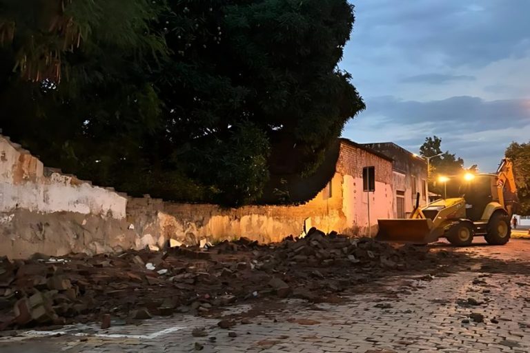 Muro desaba após temporal e assusta moradores no centro de Brumado; vídeo registra momento