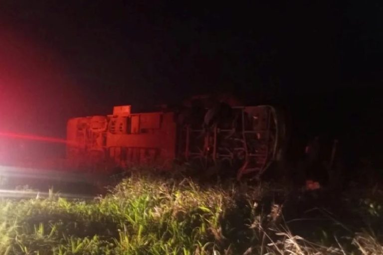 Ônibus de turismo tomba na BA-026 e deixa passageiros feridos