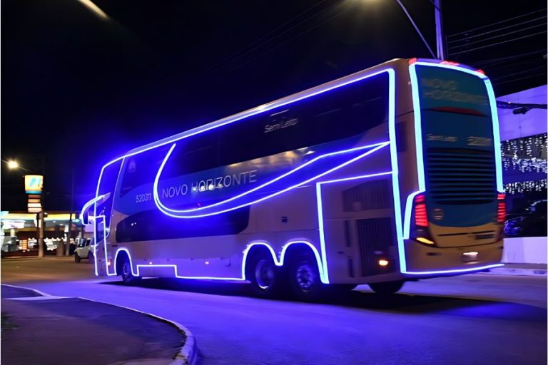 Ônibus iluminado vira atração nas ruas de Vitória da Conquista e surpreende moradores