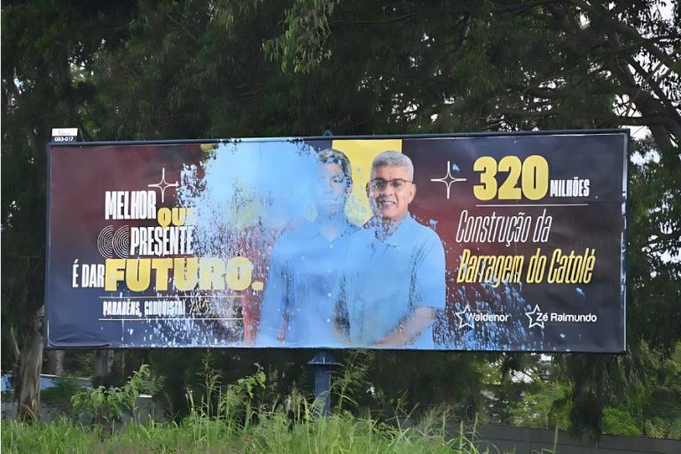 Outdoor com imagens dos deputados Waldenor Pereira, Zé Raimundo e do governador Jerônimo Rodrigues é pichado em Vitória da Conquista