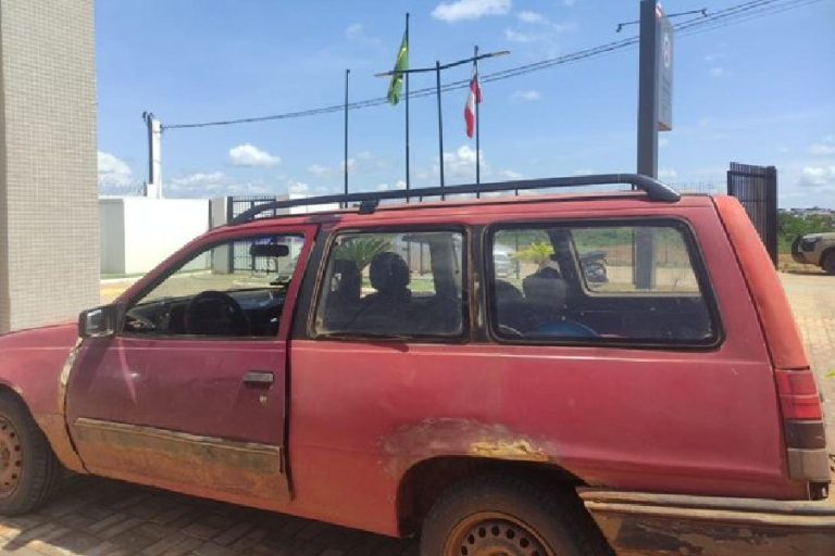 PM recupera veículo furtado durante abordagem no centro de Caculé